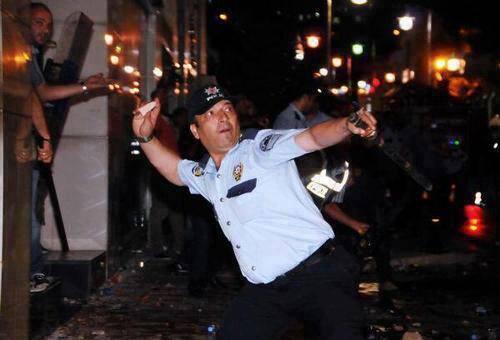 Turkish-cop-throwing-stone